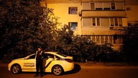 Polisi berjaga di dekat lokasi Babchenko ditembak hingga tewas.