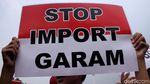 Petani Demo Tolak Impor Garam di Depan Istana