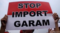 Mereka menolak impor garam.