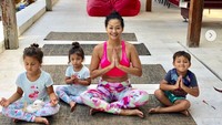 Ia pun kerap melakukan yoga bersama buah hatinya itu. Dok. Instagram/indahkalalo