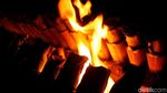 Melihat Lebih Dekat Proses Pembuatan Lemang di Senen Melihat Lebih Dekat Proses Pembuatan Lemang di Senen