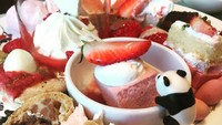  Duh, mniatur panda yang satu ini malah memanjat mangkuk kecil berisi es krim strawberry. Kira-kira apa yang ingin ia ambil, ya? Foto: Instagram yukiko_fukada