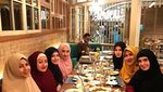 Mantap Berhijrah, Ini 10 Momen Lyra Virna Makan Bareng Keluarga
