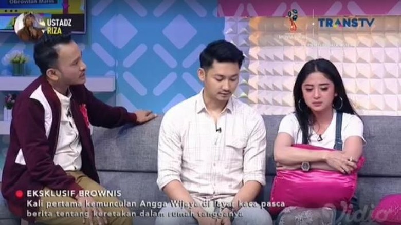Benarkah Angga Sudah Menalak Dewi Persik? Benarkah Angga Sudah Menalak Dewi Persik?