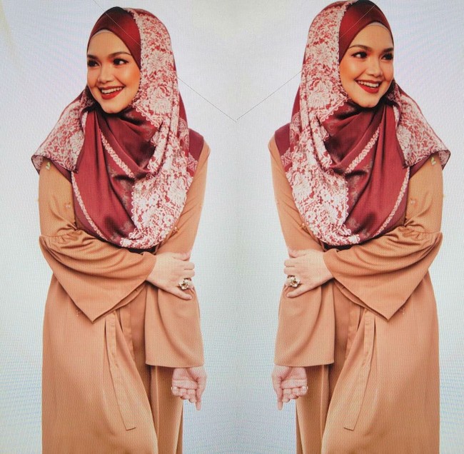 Siti Nurhaliza cantik memesona memakai koleksi busana Lebaran 2018. Foto: Instagram/ctdk