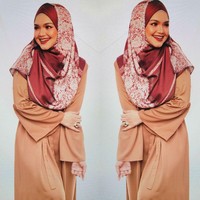 Siti Nurhaliza cantik memesona memakai koleksi busana Lebaran 2018. Foto: Instagram/ctdk