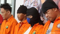 Setelah penyelidikan di Surabaya polisi juga menyelidiki peredaran ekstasi di Jakarta dan mendapatkan kabar terkait adanya peredaran ekstasi yang dilakukan di Jalan KH Zainul Arifin, Gambir, Jakarta Pusat. 2 orang ditangkap terkait peredaran tersebut.