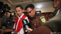Ketiganya mengenakan rompi tahanan Kejaksaan Negeri Depok berwarna merah dan langsung dicecar pertanyaan oleh wartawan.