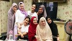 Mantap Berhijrah, Ini 10 Momen Lyra Virna Makan Bareng Keluarga