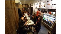Masih dari New York, Asmirandah dan Jonas sempat makan malam bareng dengan teman-temannya di sana. Foto: Instagram @asmirandah89