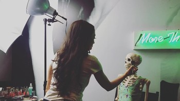 Dimake up biar cantik. Foto: instagram.com/omgliterallydead