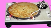 Tidak hanya daging saja, crepes yang tipis dirubah jadi piringan hitam untuk memutar musik. Foto: Instagram @seriousdesign