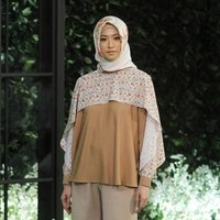 Padanan bergaya kasual rancangan Ivan Gunawan ini terlihat menarik berkat aksen cape menutup dada dalam bahan berbeda. Bahkan potongan ini juga bisa jadi ide busana buat ibu menyusui. Foto: Moh abduh/Wolipop