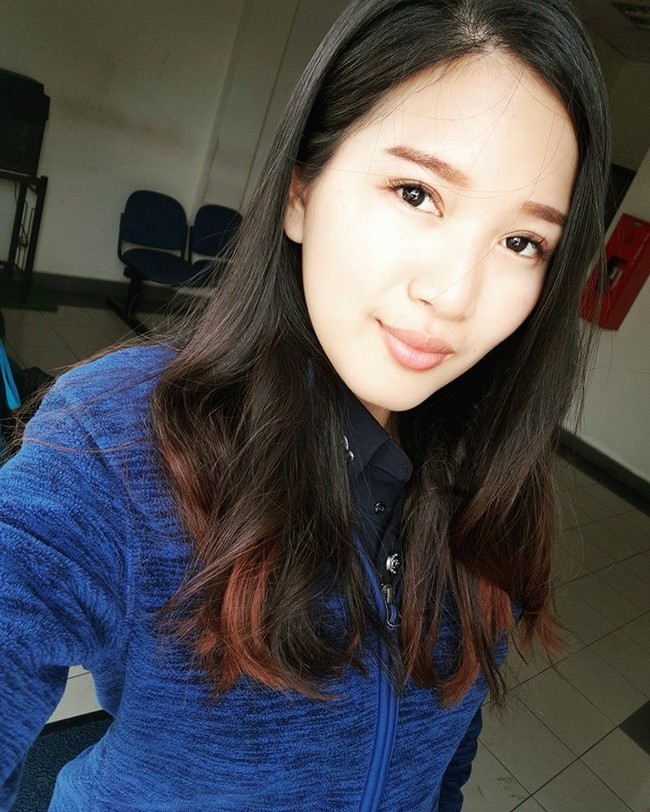 Bagi sebagian orang tertangkap polisi saat ngebut di jalan, atau membuat kesalahan yang melanggar hukum memang menyebalkan. Tapi, beberapa netizen pria malah ingin ditahan karena sosok Oli Lee yang berparas cantik ini. Foto: Dok. Facebook/Oil Lee