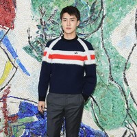 Tidak ketinggalan, Sehun EXO yang modis dengan sweatshirt mohair dan celana hitam dari koleksi busana pria terbaru Louis Vuitton. Pria 24 tahun itu juga memakai duffle World Cup Keepall, hasil kolaborasi terbaru dengan FIFA. Vogue menyebutnya pria termodis di acara tersebut. (Foto: Getty Images)