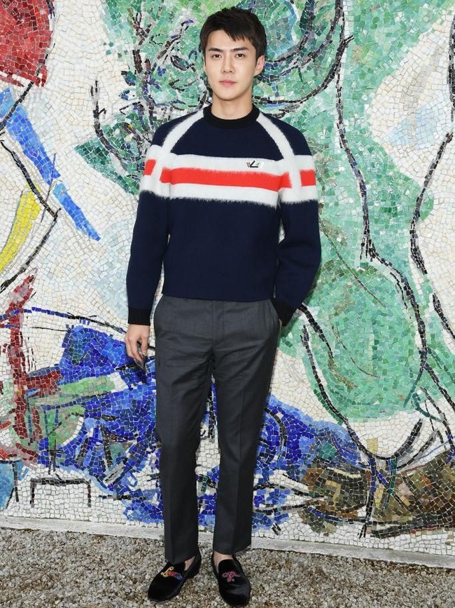 Tidak ketinggalan, Sehun EXO yang modis dengan sweatshirt mohair dan celana hitam dari koleksi busana pria terbaru Louis Vuitton. Pria 24 tahun itu juga memakai duffle World Cup Keepall, hasil kolaborasi terbaru dengan FIFA. Vogue menyebutnya pria termodis di acara tersebut. (Foto: Getty Images)