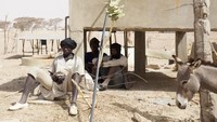 Hampir seluruh wilayah Mauritania berupa gurun, dengan 90% lahannya terpapar panas Sahara dan suhu rutin di atas 45 °C. Curah hujan minim dan tak menentu, membuat kehidupan terkonsentrasi di oasis selatan dan sepanjang Sungai Senegal. Angin harmattan memperburuk panas dan mempercepat gurunisasi. Zoe Tabary/Reuters
