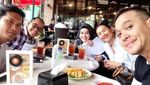 Mantap Berhijrah, Ini 10 Momen Lyra Virna Makan Bareng Keluarga