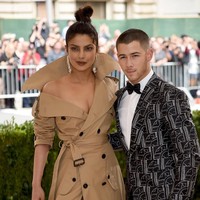 Mei 2017: Nick Jonas dan Priyanka Chopra datang bersama di Met Gala 2017. Saat itu keduanya mengaku hanya berteman. Saat itu orang tak berpikir terlalu dalam tentang hubungan mereka. Terlebih terkait dengan perbedaan usia yang terlalu jauh, rasanya tak mungkin jika keduanya pacaran. Keduanya terpaut beda usia 11 tahun. Priyanka berusia 36, sementara Nick 25 tahun. Foto: (Photo by Dimitrios Kambouris/Getty Images)
