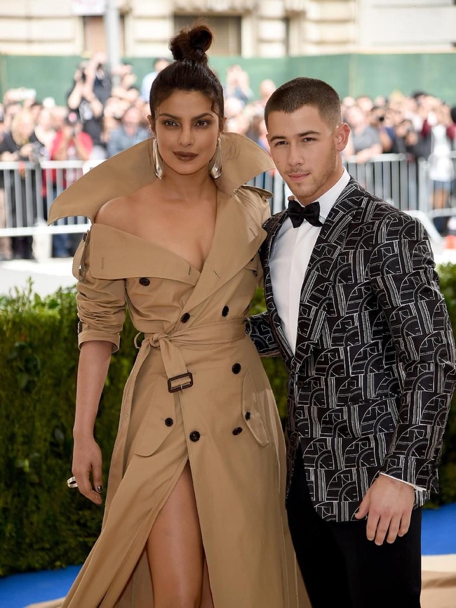 Mei 2017: Nick Jonas dan Priyanka Chopra datang bersama di Met Gala 2017. Saat itu keduanya mengaku hanya berteman. Saat itu orang tak berpikir terlalu dalam tentang hubungan mereka. Terlebih terkait dengan perbedaan usia yang terlalu jauh, rasanya tak mungkin jika keduanya pacaran. Keduanya terpaut beda usia 11 tahun. Priyanka berusia 36, sementara Nick 25 tahun. Foto: (Photo by Dimitrios Kambouris/Getty Images)