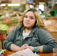 Umumnya wanita yang memiliki bulu lebat tumbuh di dada hingga rahang biasanya mengidap sindrom polycystic ovary syndrome (PCOS). Seperti dialami Alma Torres, fotografer asal Amerika Serikat yang tubuh dan wajahnya ditumbuhi bulu. Penampilannya bak pria dengan jenggot. Awalnya Alma tak percaya diri dengan kondisinya hingga terus mencukur bulu-bulu di tubuhnya. Tapi Alma kini memutuskan menumbuhkan bulu-bulu di tubuhnya tanpa lagi mencukurnya. Wanita 24 tahun itu telah menemukan kepercayaan diri bahkan ia memiliki kekasih yang bisa menerima kekurangannya.  Foto: Istimewa