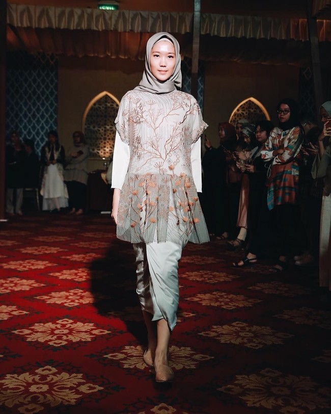 Atasan berbahan tulle dengan ornamen bordir bunga begitu cantik dipakai di Hari Raya. Selain untuk Hari Raya, busana dari Kami Idea ini juga cocok dipakai ke acara formal, seperti pernikahan. Foto: Dok. Instagram/Kami Idea