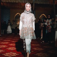Atasan berbahan tulle dengan ornamen bordir bunga begitu cantik dipakai di Hari Raya. Selain untuk Hari Raya, busana dari Kami Idea ini juga cocok dipakai ke acara formal, seperti pernikahan. Foto: Dok. Instagram/Kami Idea