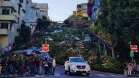 Selain bunga yang bermekaran, jalanan zig zag ini juga diapit pedestarian dengan rumah bergaya Victoria. Sangat instagramble! (Instagram)