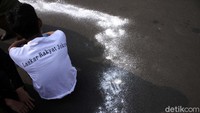 Mereka menggelar aksi tabur garam di depan Istana Merdeka.