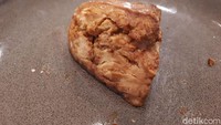 Yang juga menarik dicoba adalah Gula Melaka Scone. Berupa scone mungil yang disiram saus gula Melaka. Foto: dok. detikFood