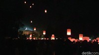  Satu persatu, lampion mulai berterbangan dengan indahnya (Pertiwi/detikTravel)