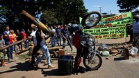 Para supir truk bahkan tidak segan-segan melakukan aksi boikot di jalan-jalan kota Brasil untuk menghalau pendistribusian truk bahan bakar milik Petrobas. Adriano Machado/Reuters.