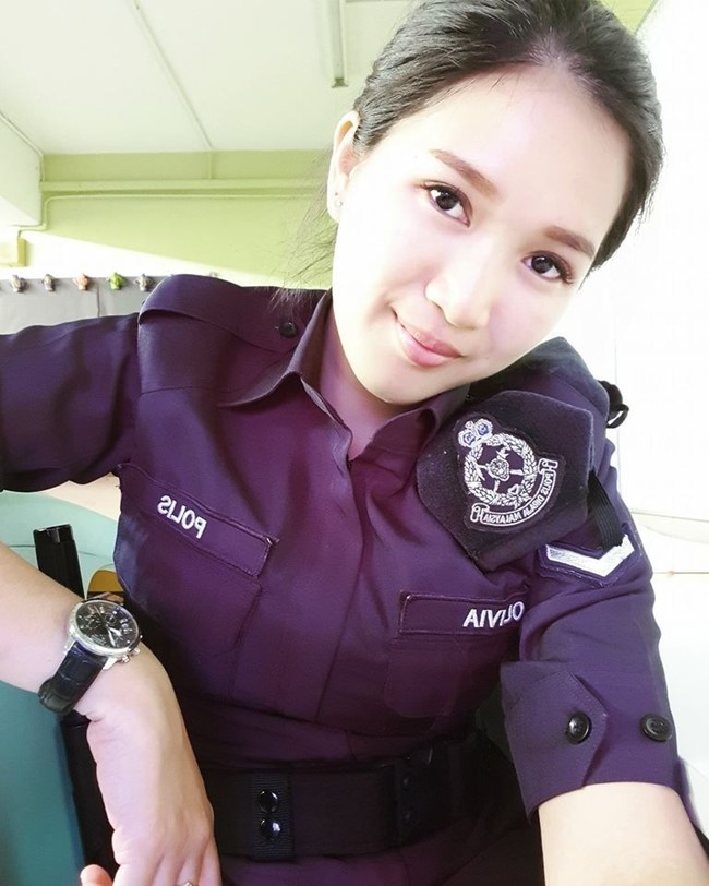 Oli Lee merupakan polisi wanita yang ditempatkan di markas polisi yang terletak di Kuala Lumpur.Foto: Dok. Facebook/Oli Lee