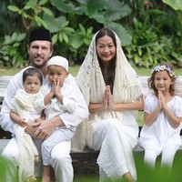 Indah Kalalo juga menikahi seorang pria mualaf. Sebelum menikah dengan Indah pada 18 September 2011, bule berkebangsaan Australia, Ibrahim Justin Werner, memutuskan untuk berpindah agama menjadi seorang muslim. Hingga saat ini rumah tangga keduanya masih terlihat harmonis. Foto: Dok. Instagram/indahkalalo