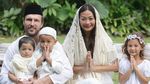 Saat Si Hot Mom Indah Kalalo Kompak dengan Anak