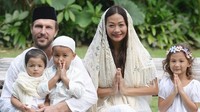 Ia beserta keluarga pun tampak kompak. Dok. Instagram/indahkalalo