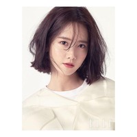 Menurut dokter bedah Kim Jong Myung, pemain film Exit tersebut adalah ikon kecantikan baru yang ingin ditiru banyak wanita. Yoona SNSD dianggap punya kecantikan tradisional dengan mata besar berkelopak ganda dan hidung mancung sempurna. Meski tergolong idol senior, hingga kini masih banyak wanita menginginkan wajah Yoona. Foto: Instagram @yoona__lim
