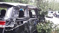 Lamborghini yang terbalik itu rusak parah. Kap depannya hancur akibat tabrakan. Sementara dua mobil lainnya, MINI Cooper hijau dan Toyota Estima, juga rusak. Toyota Estima hitam rusak di bagian samping belakang, sementara MINI Cooper hancur di bagian lampu depan kiri. Foto: Pool (Facebook)