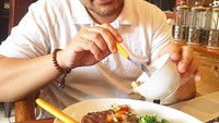 Seporsi steak dan brokoli rebus jadi santapan pria 37 tahun ini. Ia pun sedang menuang pelengkap steak yang nampak seperti sambal matah. Foto: Instagram praburevolusi