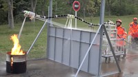 Robot tersebut terkoneksi ke selang panjang saat bekerja dan menjadi menyerupai naga.  (Foto: Dok. The Mainichi)