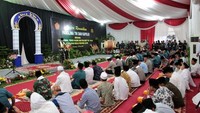 Panglima TNI mengatakan, Babinsa dan Babinkamtibmas berperan sangat sentral dalam mendeteksi dan mencegah secara dini bibit-bibit radikalisme. Untuk itu, Babinsa dan Babinkamtibmas dalam menjalankan tugasnya harus berkoordinasi dan bekerja sama dengan tokoh-tokoh masyarakat dan seluruh komponen masyarakat dalam upaya kontra radikalisasi dan deradikalisasi. Istimewa/Puspen TNI.