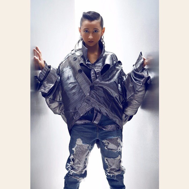 Saat Chloe Xaviera tampil nyentrik dengan dengan look futuristik dalam balutan atasan blus bervolume rancangan Amot Syamsuri Muda dan ripped jeans. Stylist Caren Delano berada di balik gaya Chloe ini. (Foto: Instagram/@chloexaviera)