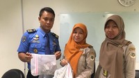 Serah terima ular dan kadal dari petugas bandara ke petugas karantina.