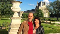 Jika di Paris biasanya orang-orang berfoto dengan latar Menara Eiffel, Zidane dan istrinya berfoto dengan background panorama yang tak kalah cantik. Tebak apa nama tempatnya? (Zidane/Instagram)