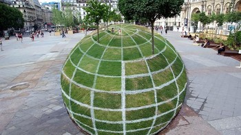 Bola dunia 3D yang berada di kota Paris. (Foto: Boredpanda)