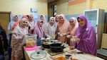 Manisnya Risty Tagor, Saat Suapi Putranya dan Makan Bersama Teman
