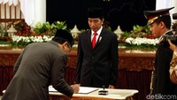 Seusai diambil sumpahnya, Gus Yahya menandatangani berita acara pelantikan. Lagu Indonesia Raya kembali dikumandangkan.