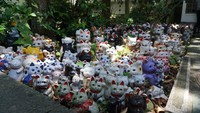 Foto: Adalah pantangan bagi warga Jepang untuk menaruh boneka tersebut di sembarang tempat. Mereka percaya, jika boneka itu dibuang begitu saja, rohnya akan kembali untuk menghantui sang pemilik boneka. (takenoko_r25/Instagram)