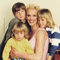 Brigitte telah menikah sebanyak empat kali dan sudah memiliki empat anak;Julian (34), Killian (29), Douglas (25), Raoul (23).  Foto: Instagram