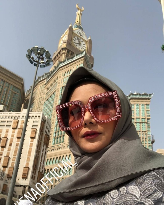 Kacamata Gucci kembali menjadi pilihan Krisdayanti untuk melindungi matanya dari bahaya sinar matahari. Berpose dengan latar belakang Clock Tower, Mekkah, KD memakai Oversized Square Frame Acetate Sunglasses dari Gucci yang harganya mencapai US$ 1.380 atau sekitar Rp 19 jutaan. Foto: Instagram/Krisdayanti